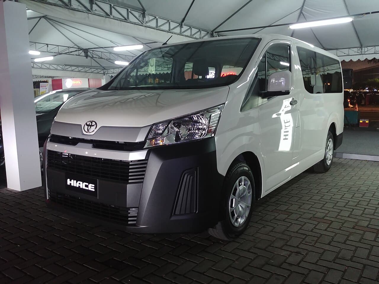 Toyota Hiace 2019 — minibus 15 places